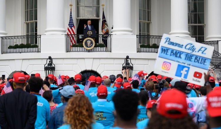 Ο Τραμπ δηλώνει ότι είναι καλά και ότι ο κορονοϊός θα εξαφανιστεί