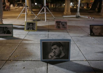 Με ένα κερί στο Σύνταγμα για τα θύματα της Χρυσής Αυγής (φωτο)