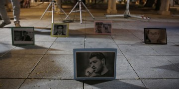 Με ένα κερί στο Σύνταγμα για τα θύματα της Χρυσής Αυγής (φωτο)