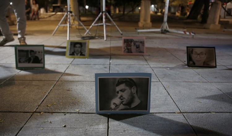 Με ένα κερί στο Σύνταγμα για τα θύματα της Χρυσής Αυγής (φωτο)