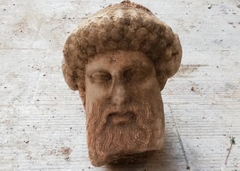 Αρχαιολογική ανακάλυψη κεφαλής Ερμού στην οδό Αιόλου