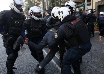 Χημικά, νερό και προσαγωγές στην πορεία του ΚΚΕ για το Πολυτεχνείο (βίντεο)
