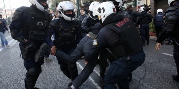 Χημικά, νερό και προσαγωγές στην πορεία του ΚΚΕ για το Πολυτεχνείο (βίντεο)