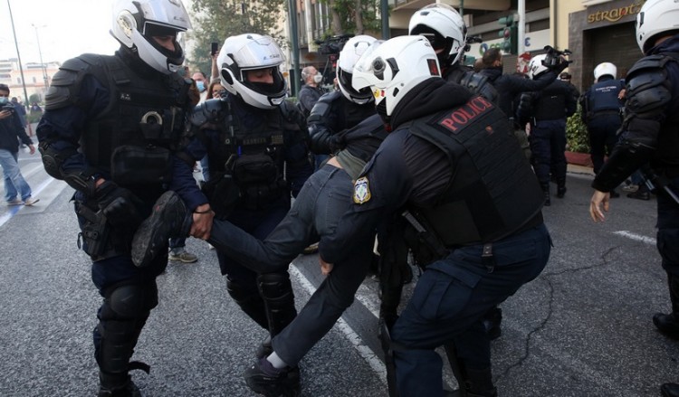 Χημικά, νερό και προσαγωγές στην πορεία του ΚΚΕ για το Πολυτεχνείο (βίντεο)