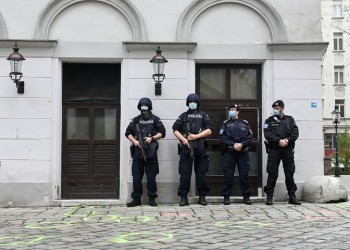 Επίθεση στη Βιέννη: Ο δράστης ήταν στη φυλακή αλλά βγήκε λόγω ηλικίας – Τι δείχνει το υλικό των αυστριακών Αρχών