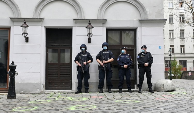 Επίθεση στη Βιέννη: Ο δράστης ήταν στη φυλακή αλλά βγήκε λόγω ηλικίας – Τι δείχνει το υλικό των αυστριακών Αρχών