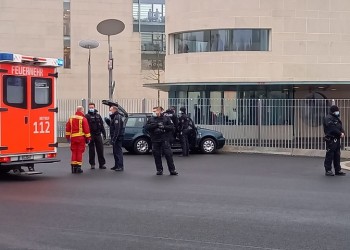 Βερολίνο: Αυτοκίνητο έπεσε στην πύλη της Καγκελαρίας