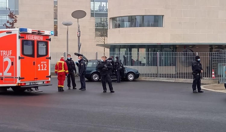 Βερολίνο: Αυτοκίνητο έπεσε στην πύλη της Καγκελαρίας