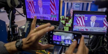 Αμερικανικές εκλογές: Ο Μπάιντεν πιο κοντά στον Λευκό Οίκο, ο Τραμπ στο Ανώτατο Δικαστήριο