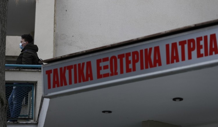 Λιγότερα κρούσματα, αλλά με αργό ρυθμό – Γέμισαν οι ΜΕΘ, πάνω από 4.000 με Covid-19 στα νοσοκομεία