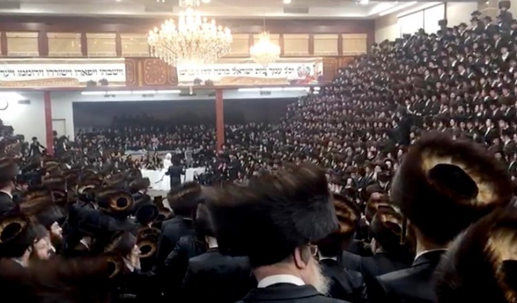 Απίστευτο: Χιλιάδες σε γάμο σε συναγωγή στη Νέα Υόρκη, παρά την πανδημία (βίντεο)