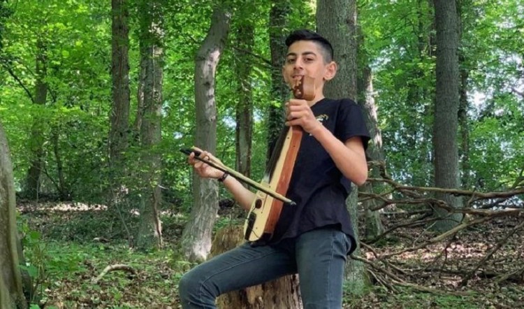 Ο 13χρονος Γιάννης Τεγκελίδης παίζει ποντιακή λύρα και συγκινεί με το πάθος του (βίντεο)