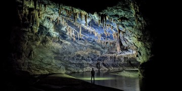 Δράμα: Διάκριση για το... φως στο σκοτάδι του σπηλαίου Μααρά (φωτο)