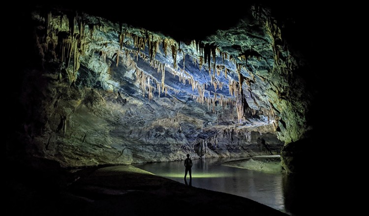 Δράμα: Διάκριση για το... φως στο σκοτάδι του σπηλαίου Μααρά (φωτο)