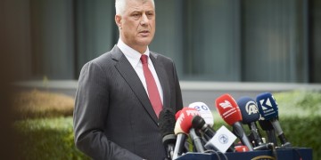 Στο ειδικό δικαστήριο της Χάγης ο πρώην πρόεδρος του Κοσόβου Χασίμ Θάτσι