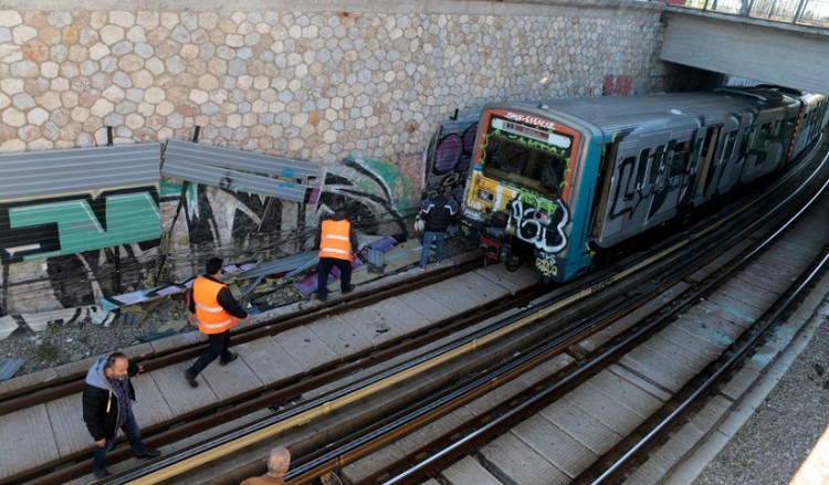 Άνδρας έπεσε στις ράγες του ηλεκτρικού στα Άνω Πατήσια