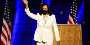 Η Καμάλα Χάρις είναι η πρώτη γυναίκα αντιπρόεδρος των ΗΠΑ – Πώς έφτασε στον Λευκό Οίκο