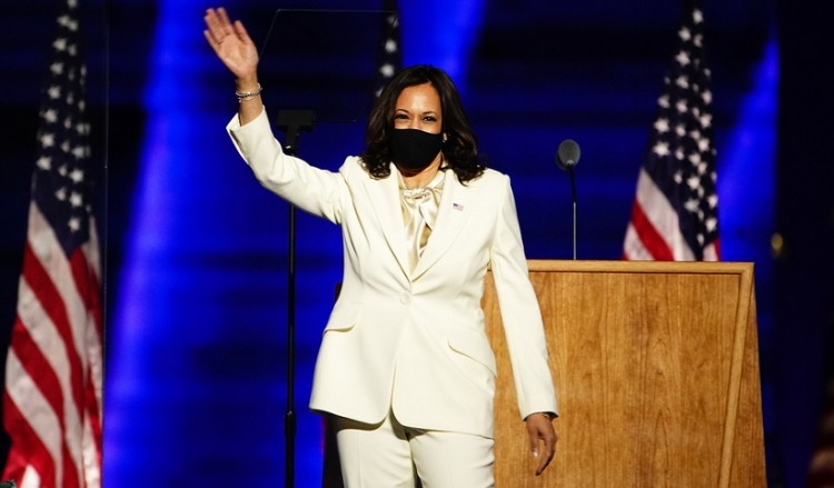 Η Καμάλα Χάρις είναι η πρώτη γυναίκα αντιπρόεδρος των ΗΠΑ – Πώς έφτασε στον Λευκό Οίκο