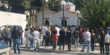 Σάμος-σεισμός: Σε κλίμα οδύνης «το τελευταίο αντίο» στην 15χρονη Κλαίρη