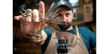 Νάουσα: Κομμωτής... κασκαντέρ κουρεύει τους πελάτες τους σε βουνοκορφές, στον αέρα, μέχρι και στο βυθό της θάλασσας! (φωτο)