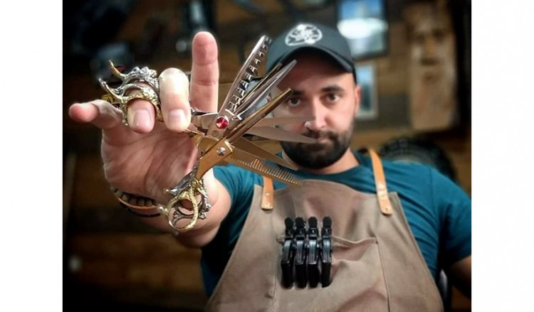 Νάουσα: Κομμωτής... κασκαντέρ κουρεύει τους πελάτες τους σε βουνοκορφές, στον αέρα, μέχρι και στο βυθό της θάλασσας! (φωτο)