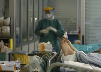 «Μαύρο Σάββατο» με αρνητικά ρεκόρ θανάτων και διασωληνωμένων με Covid-19