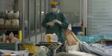 «Μαύρο Σάββατο» με αρνητικά ρεκόρ θανάτων και διασωληνωμένων με Covid-19