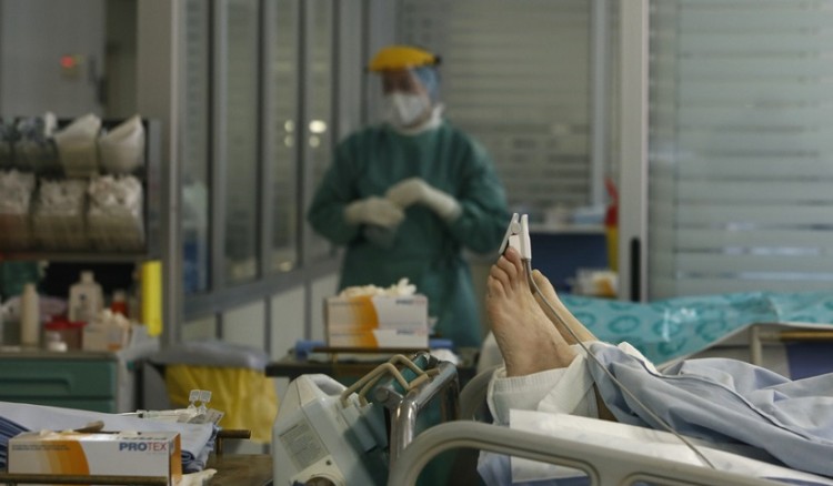 «Μαύρο Σάββατο» με αρνητικά ρεκόρ θανάτων και διασωληνωμένων με Covid-19
