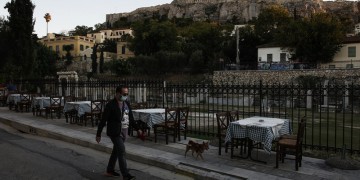 Πώς αλλάζει ο επιδημιολογικός χάρτης από την Τρίτη – Οι περιοχές στο Επίπεδο Β, ποια είναι τα μέτρα