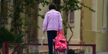 Ολικό lockdown απόψε – Νέες διευκρινίσεις για σουπερμάρκετ, delivery και περίπτερα