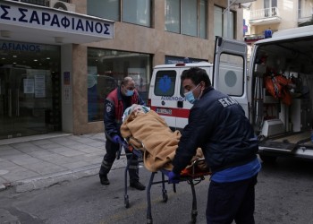 Θεσσαλονίκη: Άρχισε η μεταφορά ασθενών από τις ιδιωτικές κλινικές (βίντεο)