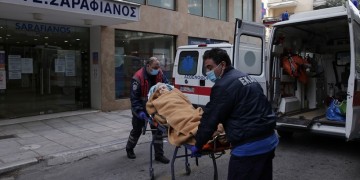 Θεσσαλονίκη: Άρχισε η μεταφορά ασθενών από τις ιδιωτικές κλινικές (βίντεο)