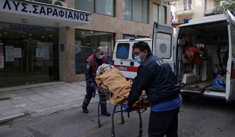 Θεσσαλονίκη: Άρχισε η μεταφορά ασθενών από τις ιδιωτικές κλινικές (βίντεο)