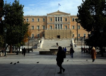 Το lockdown πήρε παράταση, τα μαγαζιά με τα εποχικά ανοίγουν – Με περιορισμούς οι γιορτές