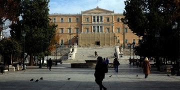 Το lockdown πήρε παράταση, τα μαγαζιά με τα εποχικά ανοίγουν – Με περιορισμούς οι γιορτές