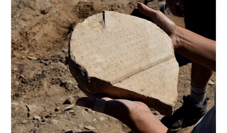 Σημαντικές επιγραφές ήρθαν στο φως στην Κύθνο κατά τις ανασκαφές στη βραχονησίδα «Βρυοκαστράκι» (φωτο)