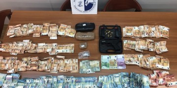 Συνελήφθη σωφρονιστικός υπάλληλος που προσπάθησε να εισάγει ναρκωτικά στις φυλακές Κορυδαλλού