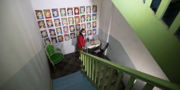 Έκθεση ζωγραφικής σε κλιμακοστάσιο, από μια κοπέλα με σύνδρομο Down (φωτο, βίντεο)