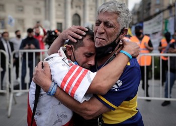 Κοσμοσυρροή για το τελευταίο αντίο στον Μαραντόνα (live)