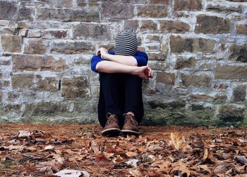 Η μοναξιά είναι μεγαλύτερη στους 25άρηδες και μικρότερη στους 60άρηδες