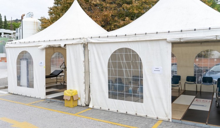 Πάνω από 3.000 κρούσματα, δεκάδες νεκροί και εκατοντάδες διασωληνωμένοι από κορονοϊό