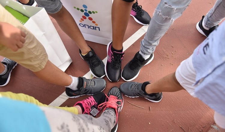 Ο ΟΠΑΠ προσφέρει 4.000 παπούτσια σε παιδιά που έχουν ανάγκη (βίντεο)