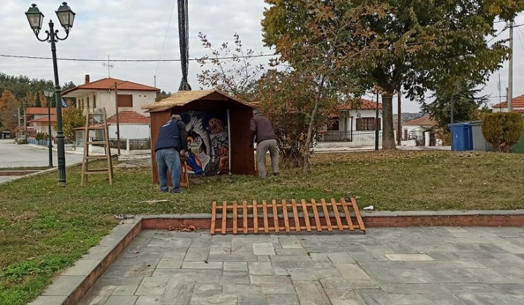 Ποντιακός σύλλογος στόλισε για τα Χριστούγεννα για να φτιάξει τη διάθεση των κατοίκων της περιοχής