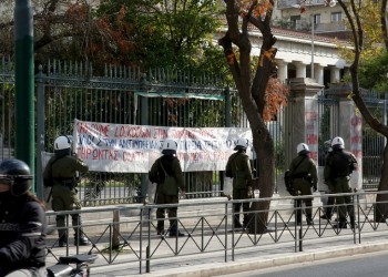 Δεκάδες άτομα μέσα στο Πολυτεχνείο, ισχυρές αστυνομικές δυνάμεις απ' έξω