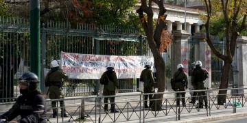 Δεκάδες άτομα μέσα στο Πολυτεχνείο, ισχυρές αστυνομικές δυνάμεις απ' έξω