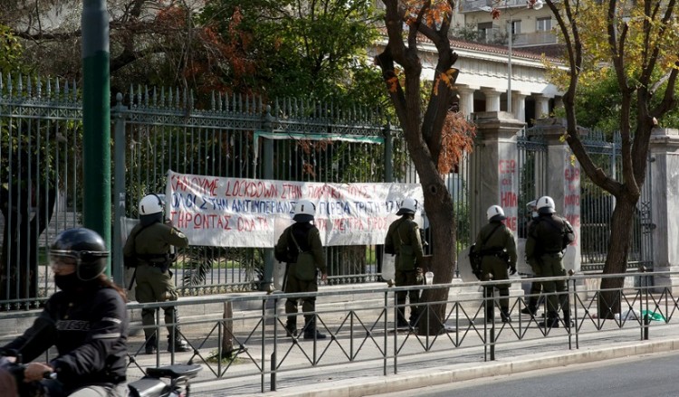 Δεκάδες άτομα μέσα στο Πολυτεχνείο, ισχυρές αστυνομικές δυνάμεις απ' έξω