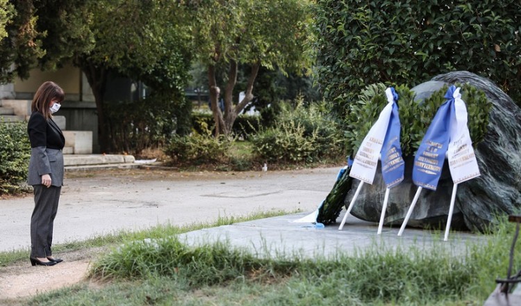 Στεφάνι στο Πολυτεχνείο από τη Σακελλαροπούλου