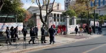 Δρακόντεια μέτρα ασφαλείας στο Πολυτεχνείο – Απαγορεύονται οι δημόσιες υπαίθριες συναθροίσεις άνω των τεσσάρων ατόμων