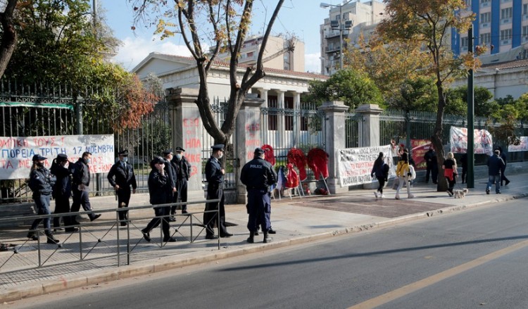 Δρακόντεια μέτρα ασφαλείας στο Πολυτεχνείο – Απαγορεύονται οι δημόσιες υπαίθριες συναθροίσεις άνω των τεσσάρων ατόμων