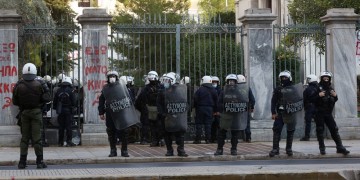 Επιχείρηση «σκούπα» των ΜΑΤ σε Πολυτεχνείο και Πολυτεχνειούπολη (βίντεο)